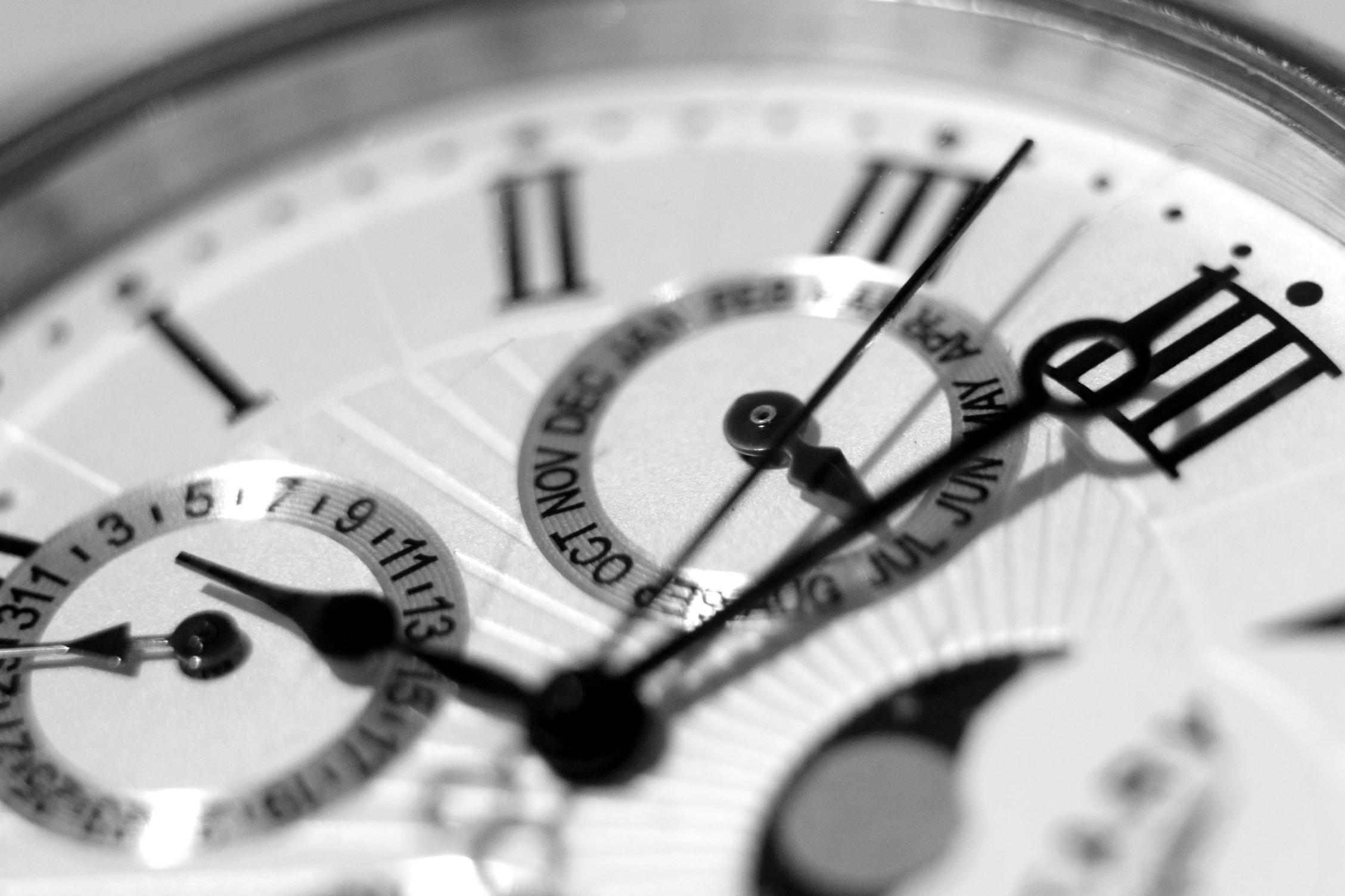 Как заменить дату на моих часах Fossil?